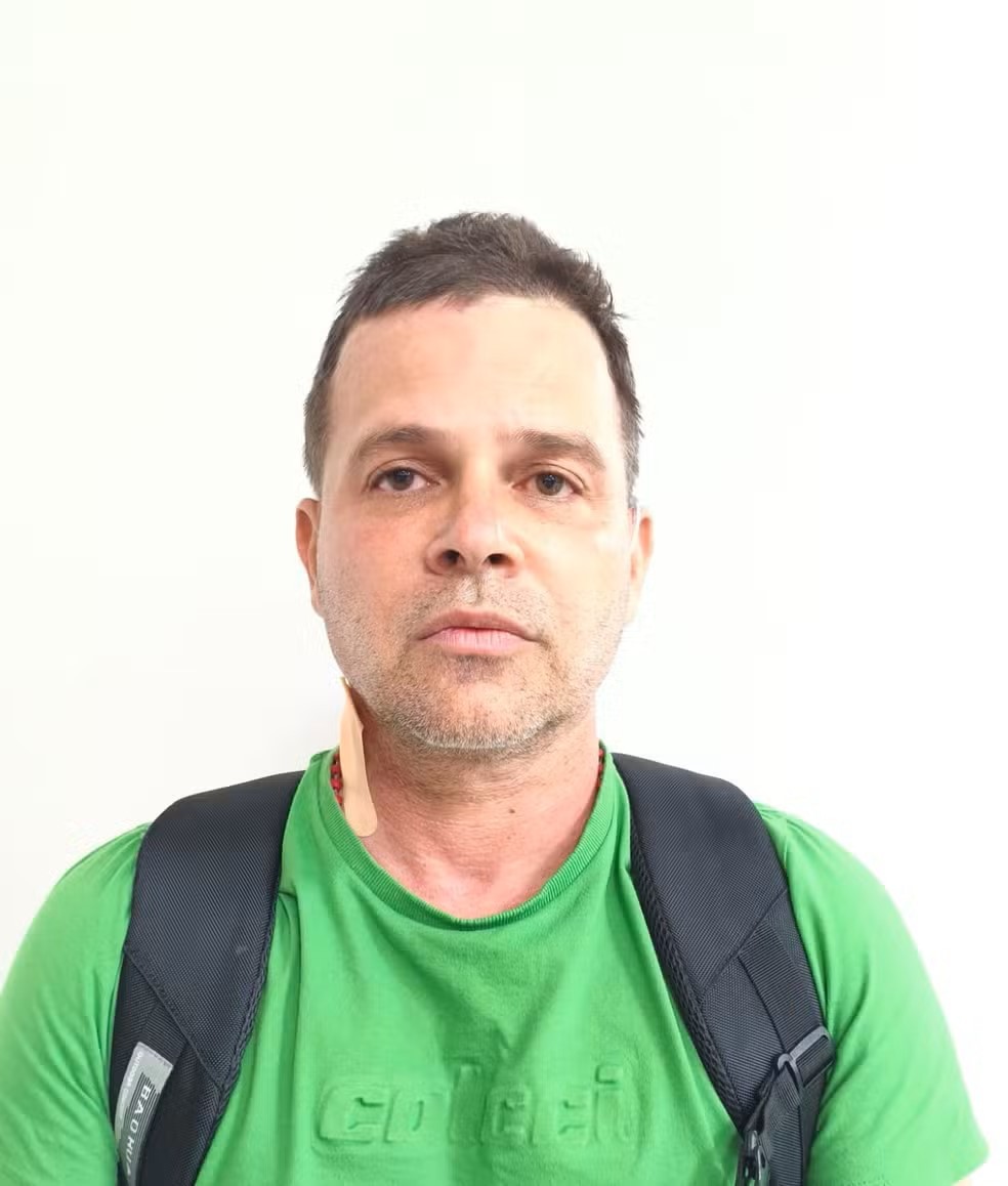 Silvinei Vasques ao ser preso no aeroporto de Assunção, no Paraguai, nesta sexta-feira (26). — Foto: Arquivo pessoal 