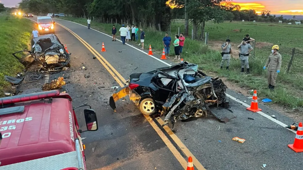 Grave acidente envolveu dois veículos • Reprodução/Corpo de Bombeiros Militar de Goiás