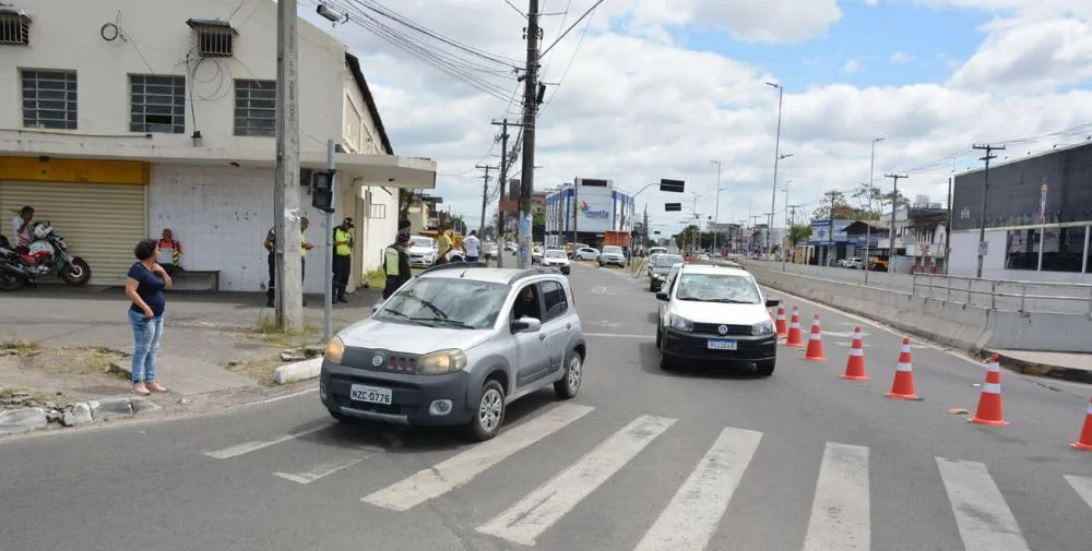 SMT suspende Direita Livre no cruzamento das avenidas Maria Quitéria e Presidente Dutra devido à montagem de camarotes para a Micareta