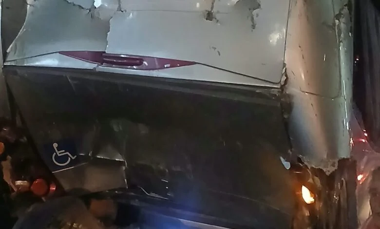 Caminhão bate na traseira de micro-ônibus do TFD de Capim Grosso em Feira de Santana