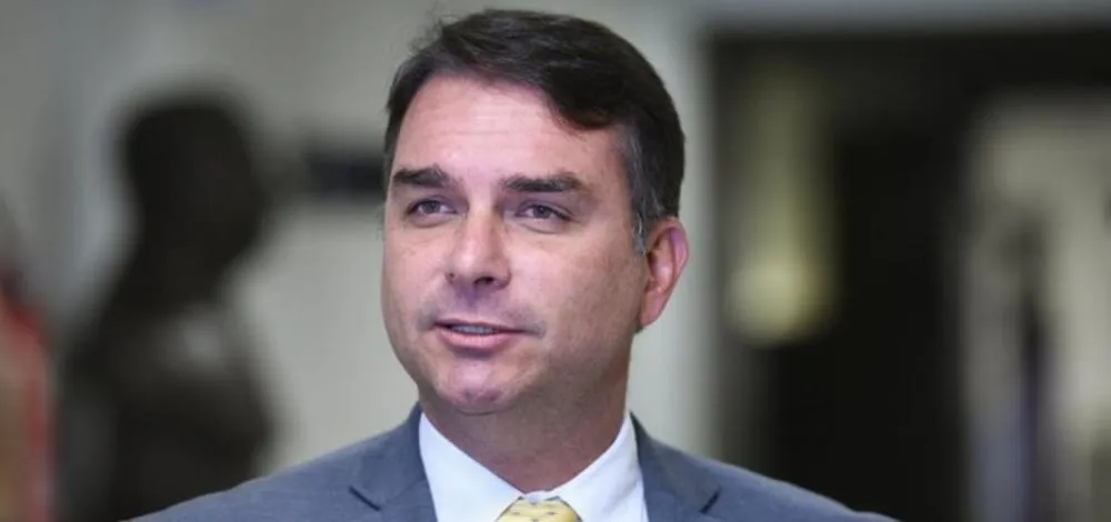Flávio Bolsonaro chega aos EUA após deixar o Brasil, diz aliado