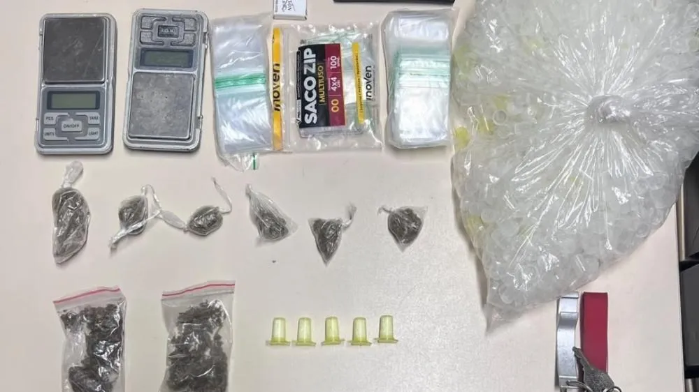  PMBA apreende drogas no bairro Rua Nova, em Feira de Santana