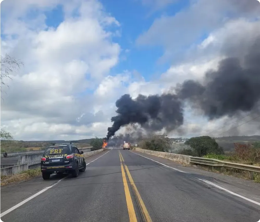 Divisa entre Bahia e Sergipe é interditada após acidente com carreta bitrem