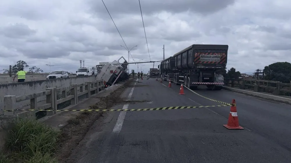 Caminhão-tanque com combustível tomba no viaduto do Tomba e provoca isolamento de área em Feira de Santana