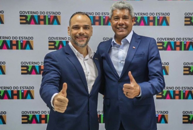 Augusto Vasconcelos à esquerda - Foto> SECOM BA