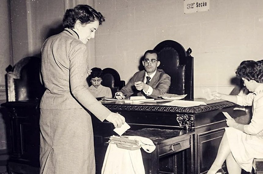 Em 1955, eleitora vota para presidente da República, no Rio: direito arduamente conquistado Fonte: Agência Senado