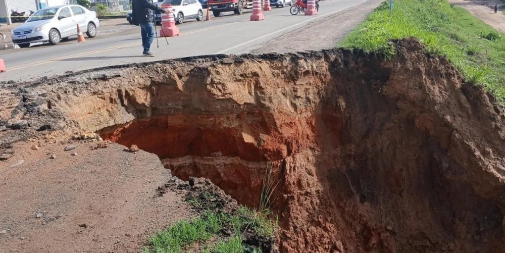 Asfalto cede e abre cratera na BR-116 entre Serrinha e Teofilândia