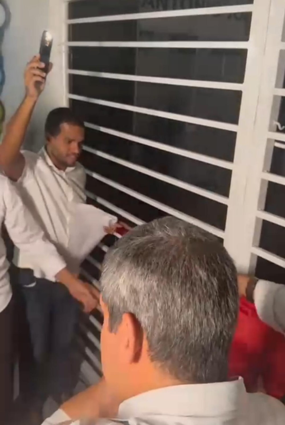 “Se depender da Coelba, a gente vive na escuridão”, dispara Robinson Almeida após apagão em inauguração de unidade de saúde em Capim Grosso