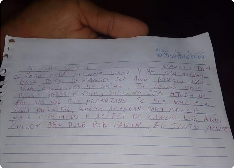 Bilhete encontrado junto com bebê recém-nascido abandonado. O nome da criança foi embaçado para preservar a identidade. — Foto: Reprodução 