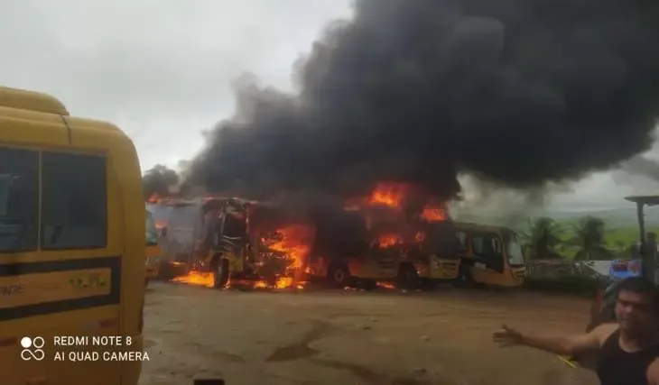 Incêndio destrói ônibus escolares na garagem de prefeitura | Foto: Cortesia 