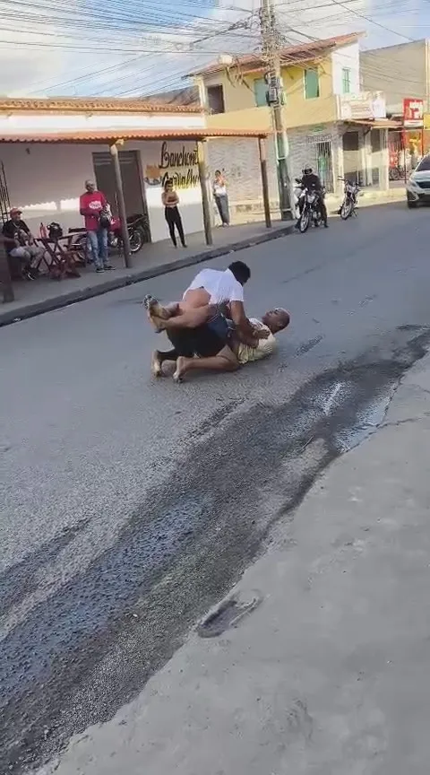 Vídeo: desentendimento entre dois homens termina em tentativa de homicídio em rua do bairro Mangabeira