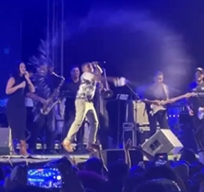  Cantor Ruan Vaqueirinho é atingido no rosto por lata durante show 