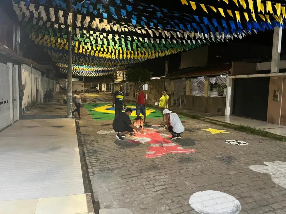 De olho no Hexa: vizinhos transformam rua de Feira em cenário de Copa e festejos juninos