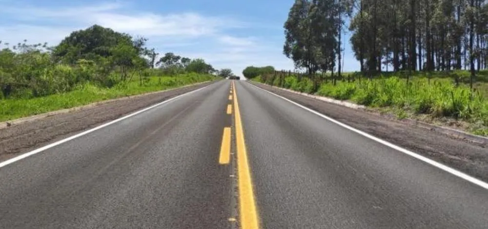 Trecho da BR-324 é interditado após tombamento de veículo em Itaberaba