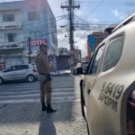Duas pessoas morrem e uma fica ferida em colisão entre carro e moto na BR 324