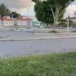 Vídeo: veículo é destruído pelo fogo no Centro de Feira de Santana