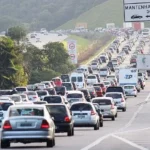 Carreta carregada de soja tomba e causa congestionamento na BR-324