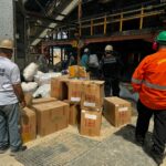 Homem furta celular em loja de ferro e aço e sai tranquilamente tomando café em Feira de Santana