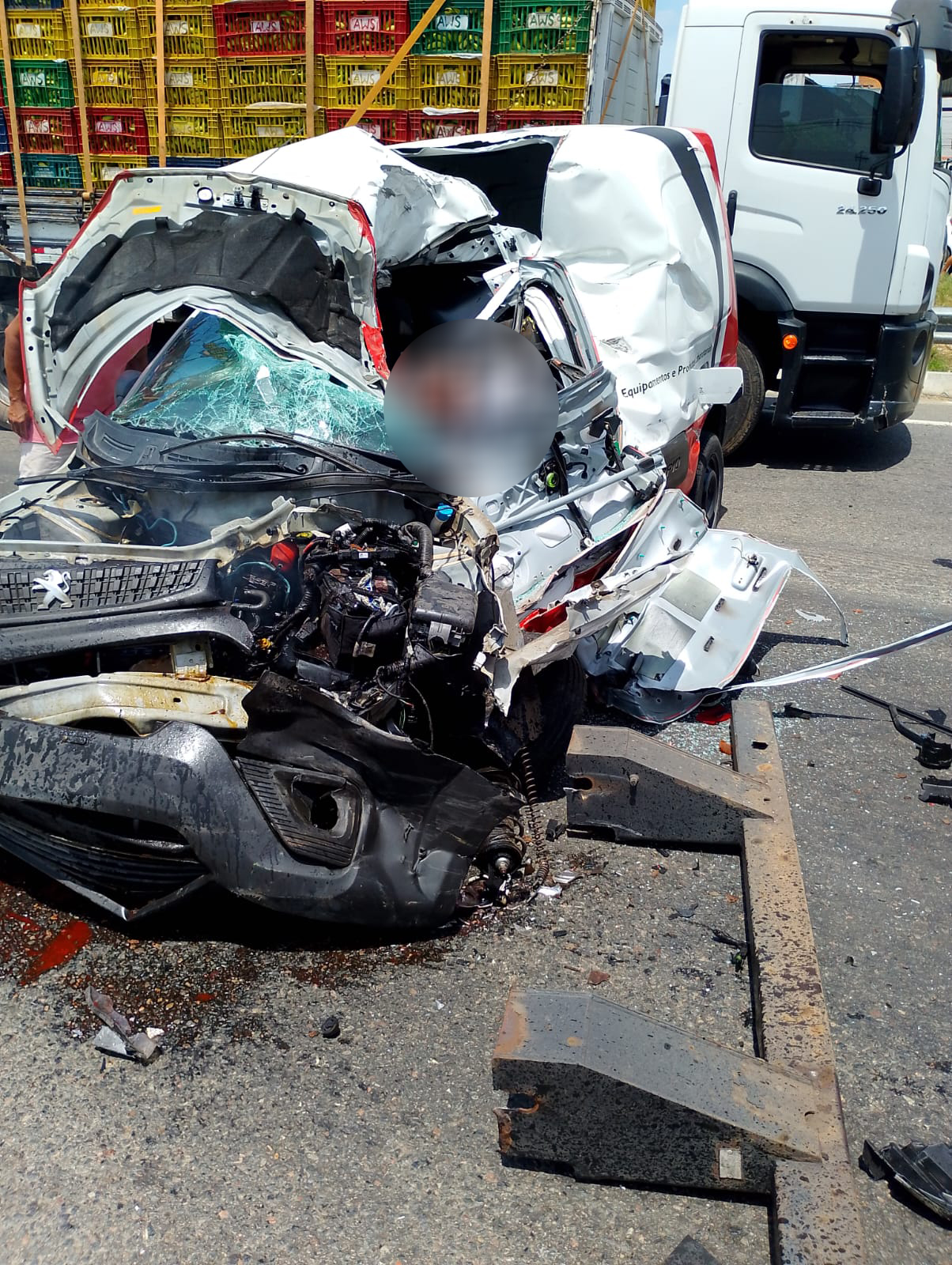 Motorista morre após carro colidir na traseira de uma carreta na BR 116 em Santa Bárbara