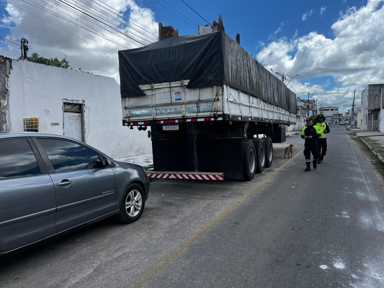 Carreta abandonada é finalmente notificada pela Superintendência de Trânsito
