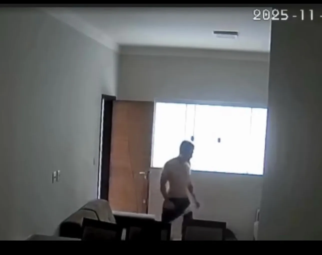 Vídeo: homem é preso após invadir casa de vizinha várias vezes para roubar calcinhas