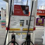 Carreta com carga de cimento tomba e causa congestionamento na BR 101