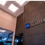 Caminhão desgovernado invade obras do VLT em Salvador