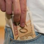 “Não tenho para onde ir”, diz morador que está reconstruindo imóvel derrubado em ação da Prefeitura