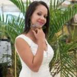 Carro cai em buraco de obra de esgoto e assusta moradores no bairro Parque Ipê