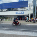 Bolsonaro recebe alta e segue para prisão domiciliar