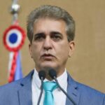 Vídeo: caminhão tomba e bloqueia ponte na BA 260