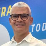 Vídeo: eletricista de Prefeitura na Bahia troca lâmpada de poste com escada presa em uma caçamba