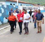 Vídeo: população saqueia carga de combustível após caminhão tombar na BA 523, em Candeias
