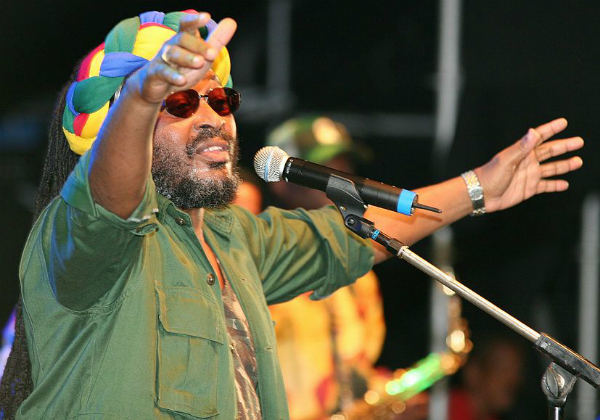 Após polêmica, bolsonarista propõe homenagem a Edson Gomes na Alba