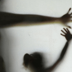 Uma pessoa morre e outra fica ferida após árvore cair em cima de caminhão no Sul da Bahia