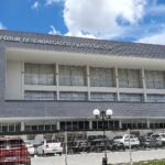 Vídeo: homem ateia fogo em motocicleta durante blitz da PM