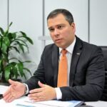 Batida entre carro e carreta mata duas pessoas e deixa feridos em Rafael Jambeiro