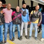 Vídeo: homem ateia fogo em motocicleta durante blitz da PM