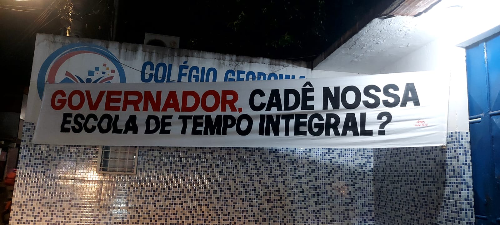 Comunidade escolar volta às ruas contra fechamento e cobra nova estrutura para colégio em Feira de Santana